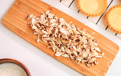 Мелко нарежьте шампиньоны.