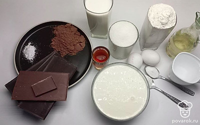 Просейте муку. Растопите шоколад на водяной бане.