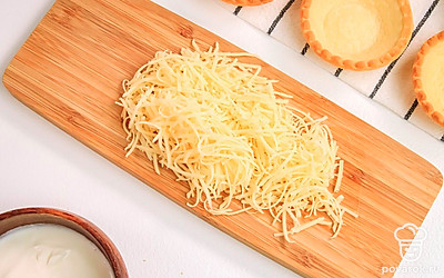 Сыр натрите на мелкой терке.