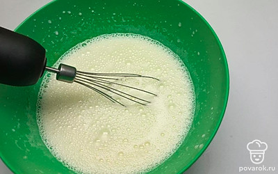 Взбейте яйца с сахаром. Добавьте молоко и растительное масло. Затем введите соду и разрыхлитель, какао и ванилин. Влейте кипяток и тщательно перемешайте смесь с помощью миксера.