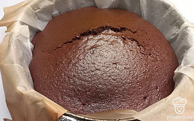 Застелите жаропрочную разъемную форму пергаментом и смажьте маслом. Влейте тесто и выпекайте 40 минут в разогретой до 180 градусов духовке. Готовый бисквит остудите и измельчите в блендере.