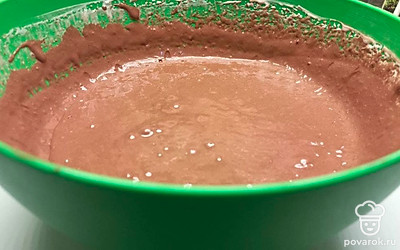 Для приготовления крема взбейте охлажденные сливки. Влейте растопленный шоколад, добавьте ром и еще раз взбейте крем. Уберите ненадолго в холодильник.