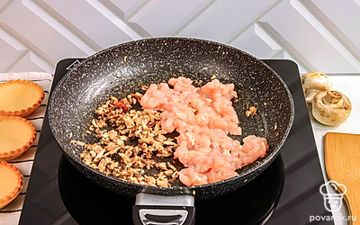 Разогрейте сковороду, влейте растительное масло и выложите курицу и грибы.