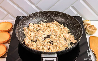 Все перемешайте и тушите 3 минуты. Посолите и поперчите начинку.