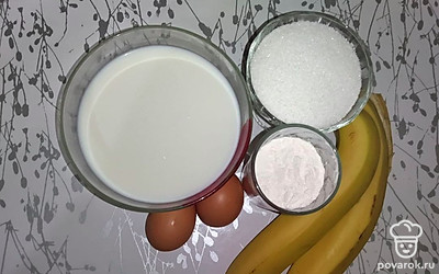 Очистите бананы и нарежьте их кружочками. Заранее выньте из холодильника сливочное масло.