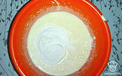 В глубокую емкость вбейте 3 яйца, добавьте сахар и взбейте смесь. Добавьте муку, аккуратно перемешайте тесто. Влейте тесто в жаропрочную форму и выпекайте при температуре 180 градусов 40 минут.