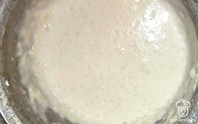 Для приготовления крема нагрейте молоко, добавьте сахар и перемешайте до полного растворения сахара. Постепенно введите муку и тщательно перемешайте крем. Остудите и взбейте крем со сливочным маслом.