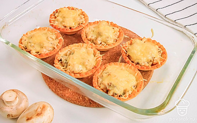 Отправьте тарталетки запекаться в духовку на 10 минут.