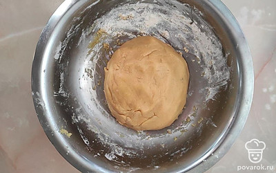 В удобной емкости взбейте яйца с сахаром. В растопленные продукты добавьте соду, и тщательно перемешайте. Добавьте все в общую емкость. Туда же отправьте муку и соль. Замесите мягкое тесто.