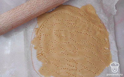 Порежьте тесто на кружочки, и отправьте в холодильник. В разогретую до 190 градусов духовку поместите первый, предварительно раскатанный, и проколотый вилкой корж на 5 минут. Проделайте так со всеми коржами.