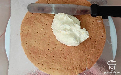 В общей посуде взбейте сливочное масло, сахарную пудру и сметану. Смажьте коржи получившимся кремом, сверху присыпав измельченными остатками коржей. Отправьте торт в холодильник для пропитки.