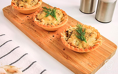 Готовый жюльен украсьте веточками укропа.