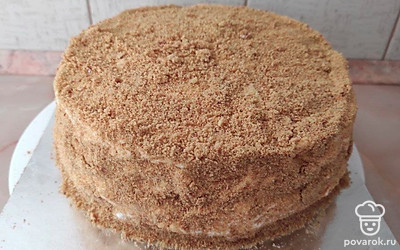 Пропитанный торт достаньте из холодильника. Нарежьте его на порционные кусочки, и подавайте к свежему горячему чаю и кофе.