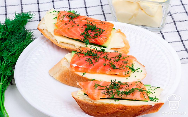 Бутерброды с форелью и сливочным сыром — Рецепт с фото