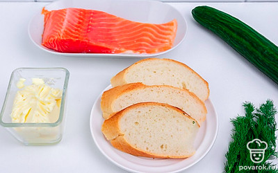 Помойте зелень и огурцы.