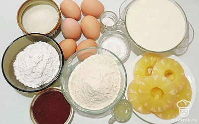 Распределите время приготовления торта на два этапа. Сначала выпекайте бисквит и дайте ему остыть и стабилизироваться в течении 6-8 часов. Затем приготовьте крем, соберите торт и дайте ему настояться.