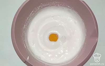 Чтобы приготовить пышный бисквит, отделите белки от желтков. Соедините белки с сахаром и взбивайте их до крепких, устойчивых пиков. Не прекращая взбивать белки, добавляйте по одному желтки и взбивайте еще по 2 минуты каждый желток.