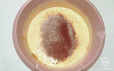 Просейте муку, какао и разрыхлитель в белковую массу и аккуратно перемешайте деревянной лопаткой. Чтобы бисквит не оседал, не используйте для перемешивания миксер или металлическую ложку.