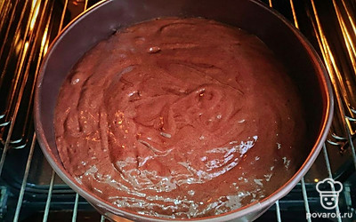 Выстелите форму пергаментом для выпечки, смажьте его растительным маслом и аккуратно вылейте в нее тесто. Разровняйте поверхность лопаткой и выпекайте при температуре 180 ℃ около 40-40 минут. Охладите бисквит при комнатной температуре в течении 6-8 часов.