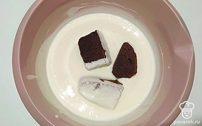 Из сметаны и сахарной пудры приготовьте крем. Соедините их и взбивайте до пышности, но не перебейте. Следите, чтобы не начала отходить сыворотка. Взбивайте сметану с пудрой 5-7 минут, не больше.