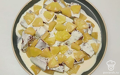 Ананасы нарежьте кубиками и начинайте собирать торт. Нарежьте готовый бисквитный корж кубиками. Обмакните каждый кусочек бисквита в сметанный крем. Укладывайте кусочки на блюдо слоями, перекладывая кубиками ананаса. Присыпьте верх какао и поставьте в холодное место на 60 минут.