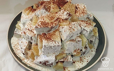 Подавайте торт к чаю или кофе, нарезая на порционные куски. Несмотря на то, что Кучерявый Пинчер собирают из отдельных кусочков коржа, он отлично держит форму и красиво выглядит на праздничном столе.