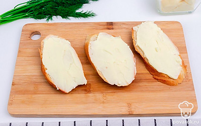 Нарежьте белый хлеб кусочками среднего размера. Намажьте каждый кусок сливочным сыром. Не жалейте сыра на равномерный, хороший слой, чтобы бутерброд не оказался суховат по консистенции.