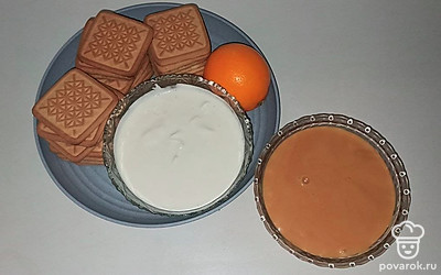 Подготовленную форму застелите пищевой пленкой.