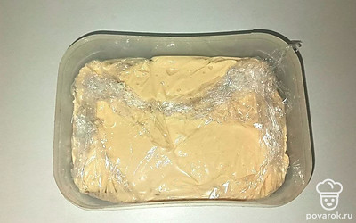 Форму накройте пищевой пленкой и поставьте в холодильник минимум на 4 часа. Когда торт застыл, снимите пищевую пленку и переверните его. Сверху посыпьте лимонной цедрой лимона.