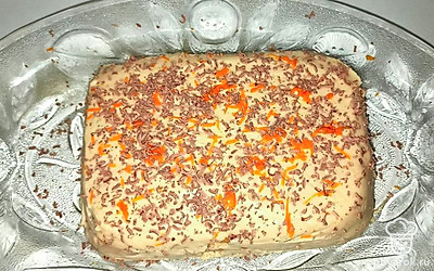 Разрежьте торт на порционные кусочки, украсьте дольками лимона или свежими ягодами.