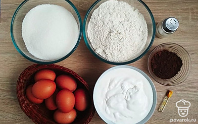 Предварительно просейте муку. Сметану охладите. Шоколад натрите на терке.