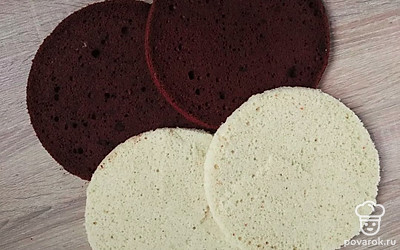 Для светлых коржей смешайте 120 г сахара и 4 яйца. Взбейте массу до густой пены. Постепенно добавьте 140 г муки и тщательно перемешайте лопаткой. Влейте тесто в форму, предварительно застеленную пергаментом. Выпекайте 30 минут в разогретой до 180 градусов духовке. Первые 20 минут не открывайте дверцу. Готовый бисквит остудите, поместите в пакет, и отправьте в холодильник на 6 часов.