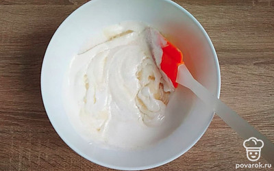 Для темных коржей смешайте оставшуюся муку и какао. После этого приготовьте бисквит по аналогичному рецепту. Для крема соедините сметану с сахаром и отложите на некоторое время. Затем тщательно перемешайте смесь при помощи ложки или лопатки.