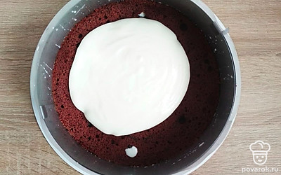 Разрежьте бисквиты на 3 коржа. Установите кондитерское кольцо на подложку, застелите бортики пищевой пленкой. Собирайте торт чередуя и промазывая коржи кремом. Верхушку покройте кремом и отправьте торт в холодильник на ночь.