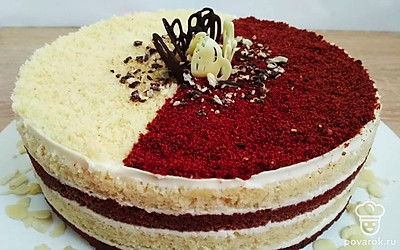 Готовый торт извлеките из кольца и освободите от пленки. Посыпьте одну сторону темным шоколадом, а вторую светлым. Бока торта обсыпьте бисквитной крошкой. Порежьте десерт на порционные кусочки и подавайте с напитками.