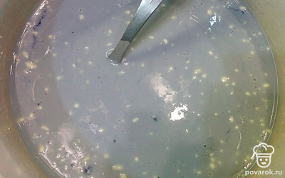 Смешать сырые яйца, соль и сахар, добавить молоко. Затем добавить муку и хорошо перемешать. Разделить тесто на 3 равные части и добавить красители.