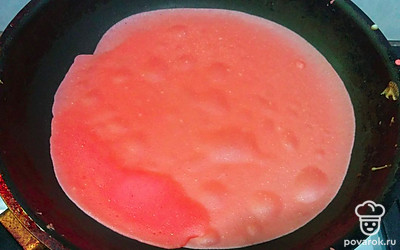 На разогретой сковороде печь цветные блины.