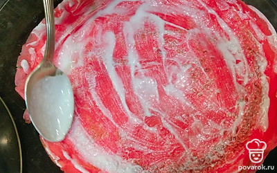 Смешать сметану и сахар. Смазать соусом каждый блин и сложить их стопкой.