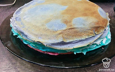 Перед подачей порезать торт на кусочки и посыпать сахарной пудрой.