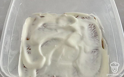 Обильно промажьте сметаной с сахаром. 