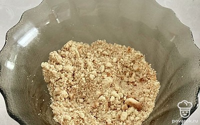 Чередуйте слои пока не кончатся ингредиенты. В конце посыпьте крошкой из оставшегося печенья, уберите в холодильник на 4 часа. 