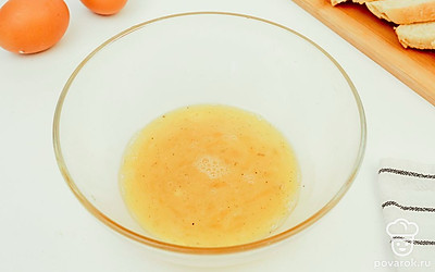 Взбейте в глубокой миске яйца с молоком. Добавьте сахар и все хорошо перемешайте.