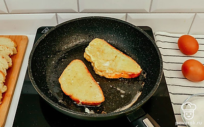 На раскаленной сковороде с растительным маслом обжарьте гренки.