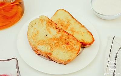 Сразу после обжарки гренки можно подавать к столу.