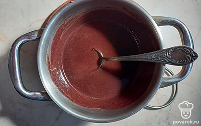 Добавьте черемуховую муку в молоко, оставьте на 30 минут.