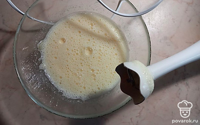 Взбейте яйца с сахаром.