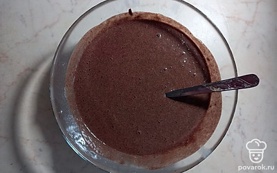 Добавьте к яйцам пшеничную муку, разрыхлитель, смесь черемуховой муки и молока, гашеную уксусом соду, растительное масло, размешайте.
