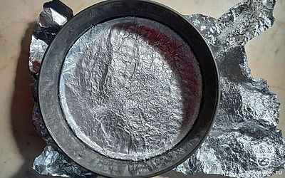 Застелите форму для выпечки фольгой.