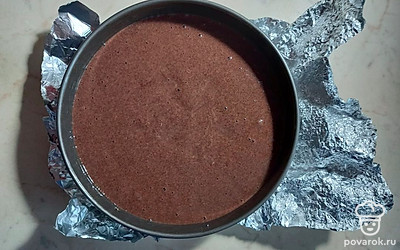 Вылейте тесто в форму для выпечки.