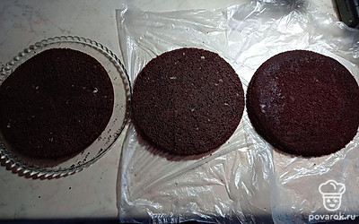 Разрежьте на 3 коржа.
